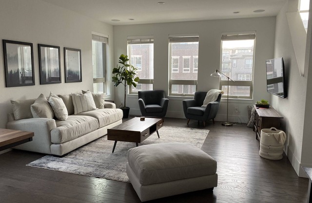 Modern townhome w/rooftop patio. Mountain views. Easy access to Denver & Boulder