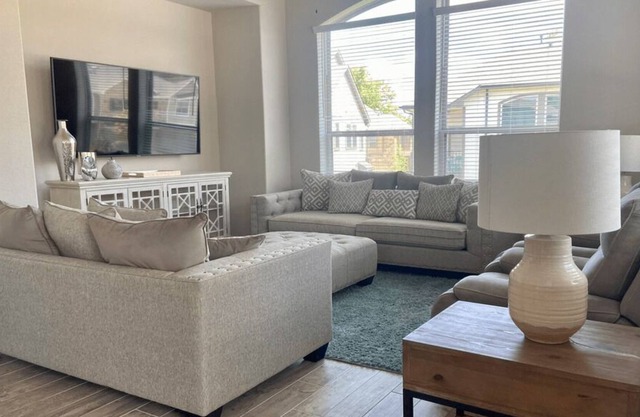 Modern Townhouse 3 bd/ 3 ba Close to The Woodlands