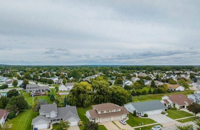 -Modern Townhouse -A Short Drive to the Draft!