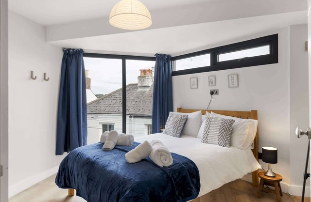 Modern Townhouse in Central Falmouth, Nr Seafront!