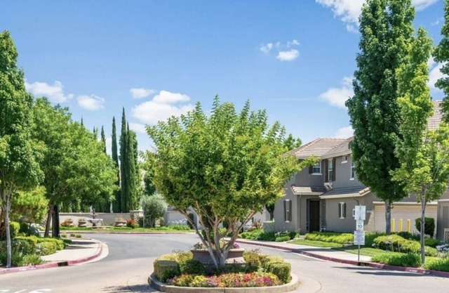 Modern Townhouse near a golf course, Folsom Lake, and hiking trails