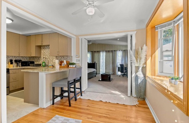 Modern Townhouse Near Everything Shopping Center