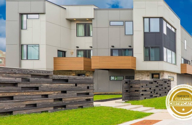 Modern Townhouse, Perfect STL Stay / ABODEbucks