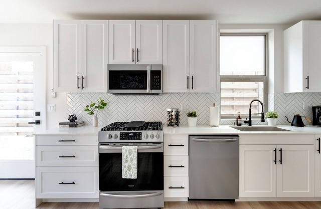 Modern Townhouse w/ Private Parking & Rooftop Patio-