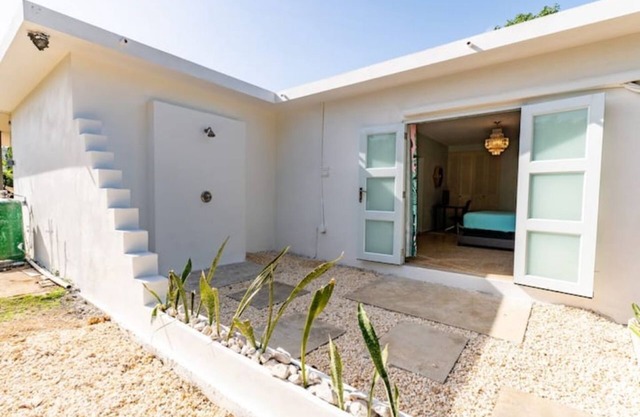 Modern Tropical Home w/ Outdoor Shower/5 min Beach