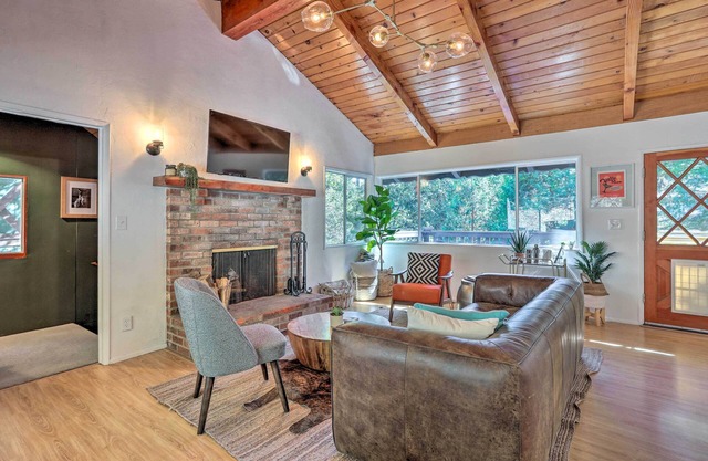 Modern & Unique Cabin with Deck by Lake Gregory!