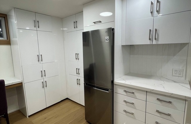 Modern unit close to GO & lake + hot tub fireplace