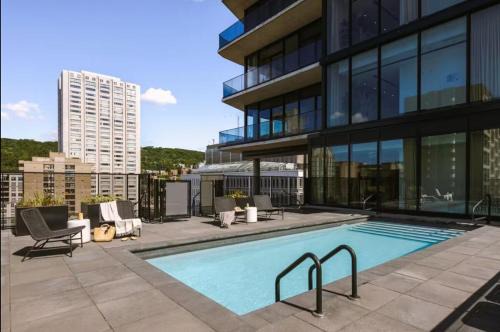 Modern unit with Pool and Gym included