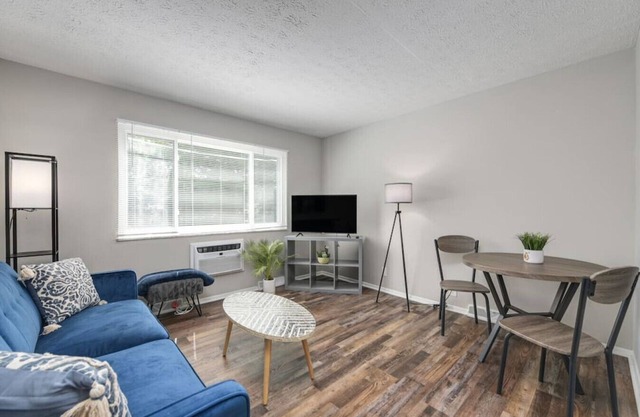 Modern & Updated First Floor 1BR near HWY/Airport