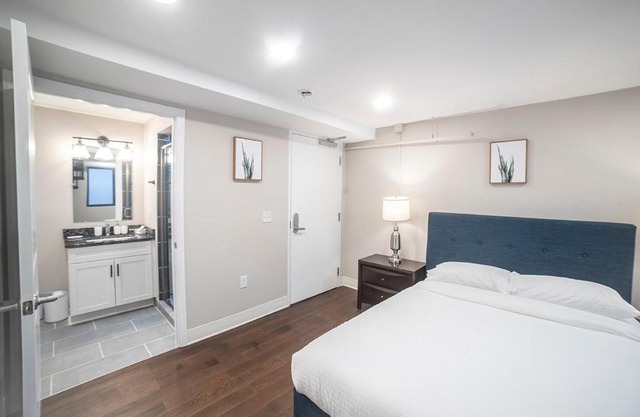 Modern Upscale 2BR Apartment in Carson - Stay Gia