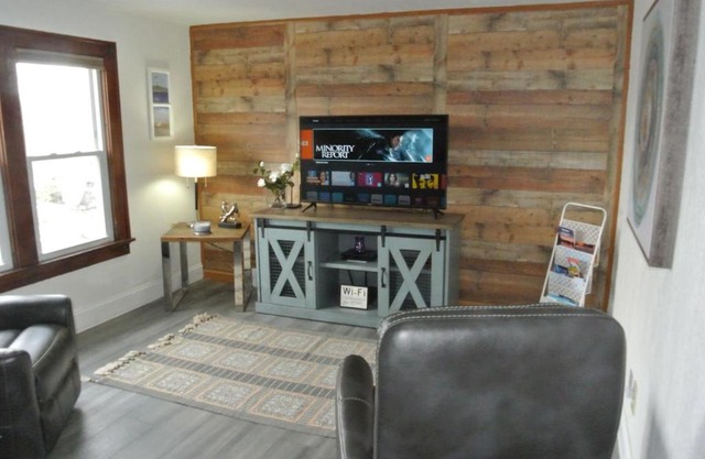 Modern Upstairs Vacation Apartment in Two Rivers, Near Lake Michigan