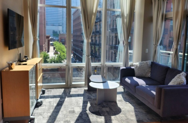 Modern Urban 2 bedroom Condo in West Loop
