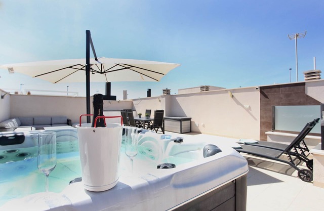 Moderne neue Villa mit privatem beheiztem Pool, Whirlpool, großem Solarium und kostenlosem WLAN