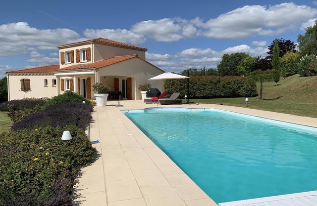 Moderne Villa mit privatem Pool und Garten