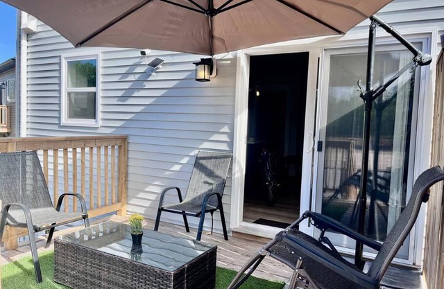Modern Vac Home, private Hot tub, close to airport