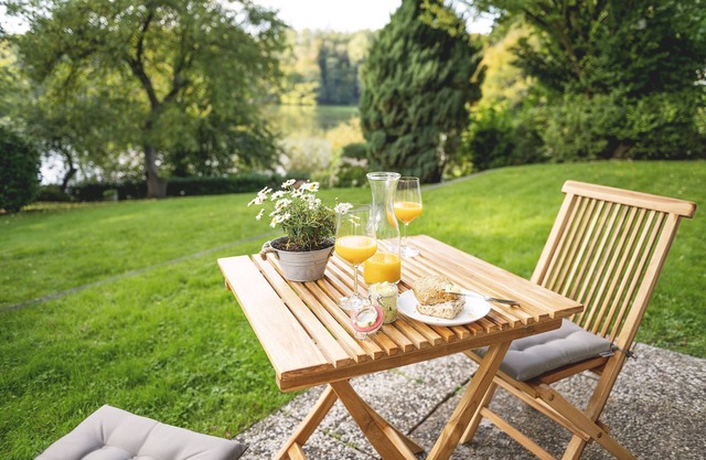 Moderne Ferienwohnung direkt am Schloßsee, mit eigener Terrasse