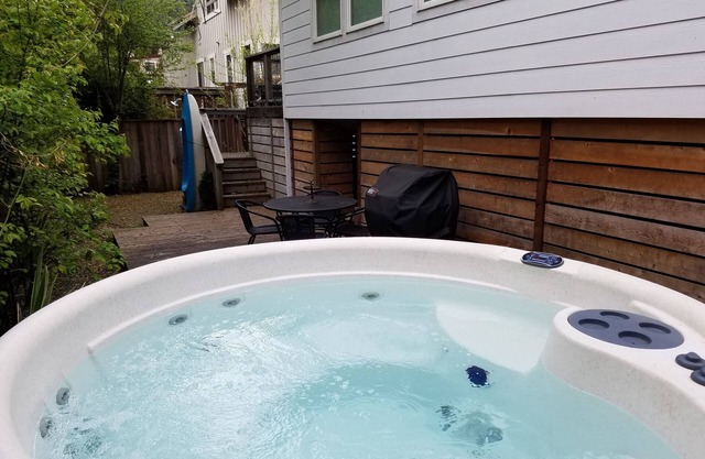 Moderner Ferien-Strand-Edelstein durch den Fluss mit heißer Wanne