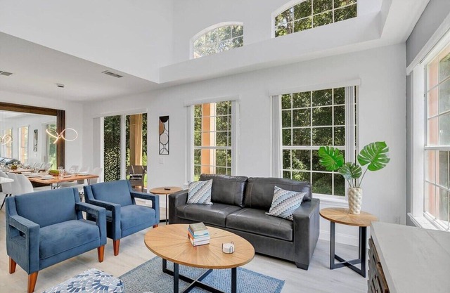 Modern Vacation Home Minutes Away From The Parks