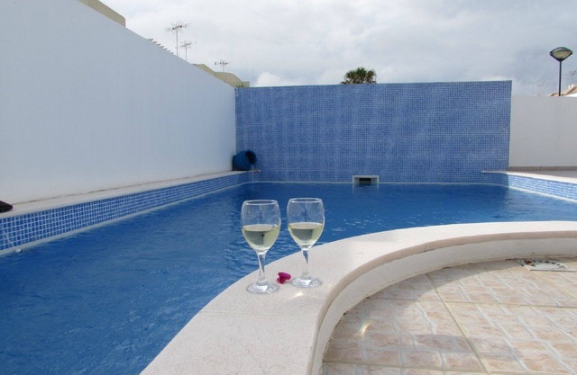 Moderne Villa mit privatem Pool und Klimaanlage, leicht zu Fuß zum Strand und Stadt