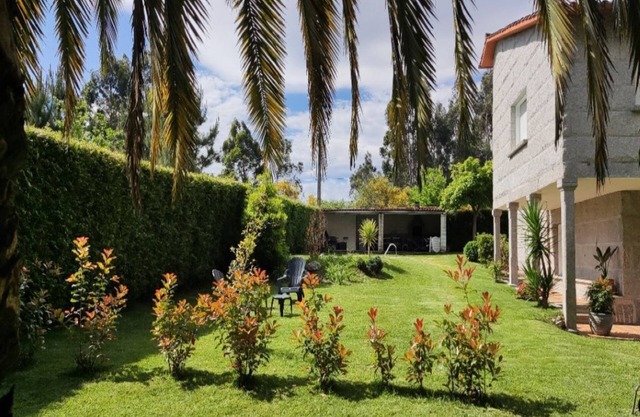 moderne Villa in ländlicher Umgebung mit Pool und Grill