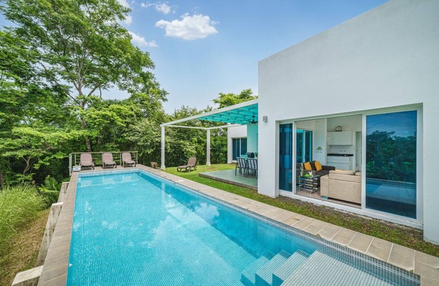 Moderne Villa mit Blick auf die Bucht von Samara