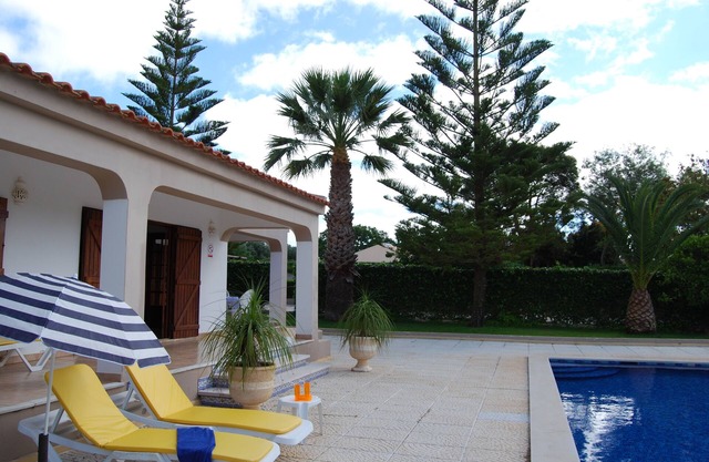 Moderne Villa mit privatem beheiztem Pool und heiße Rohr