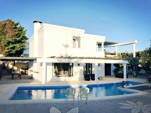 Modern Villa Steps Away From The Beach