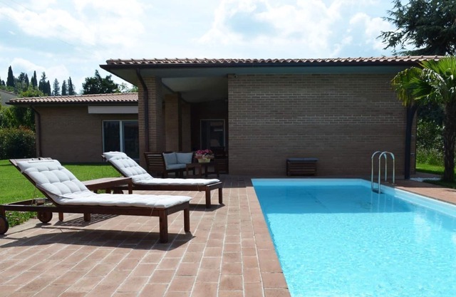 modern villa with pool and heated jacuzzi in Tuscany, nera Monte San Savino and Cortona, a perfect p