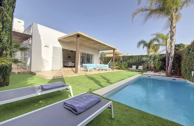 Moderne Villa mit privatem Pool und Garten