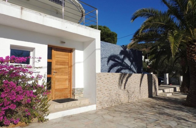 Modern villa with stunning views over the Bay of Roses