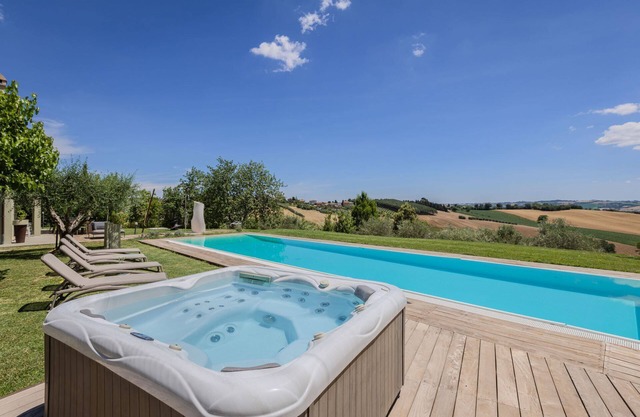 Moderne Villa mit beheiztem Pool und Jacuzzi in Ripe, 20 Minuten vom Strand von Senigallia entfernt