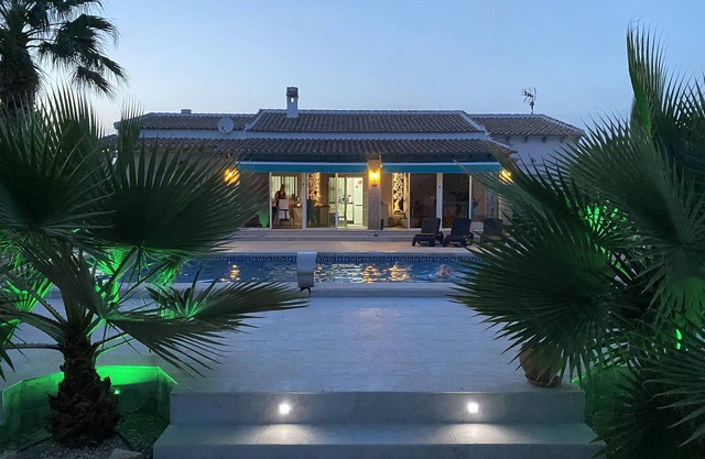 Moderne Villa mit grossem Garten und Pool an der Costa-Blanca in Meeresnähe