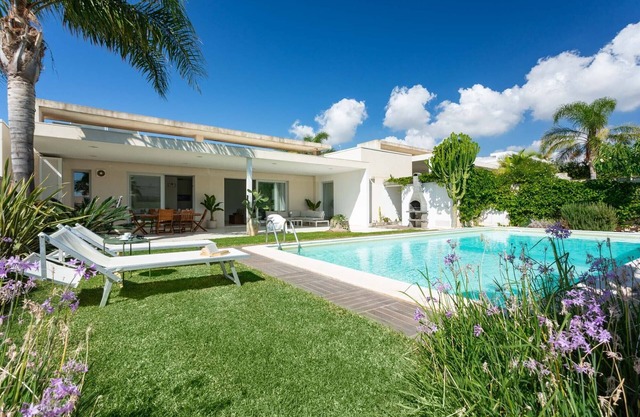 moderne Villa mit Pool nahe dem Zentrum / Strand