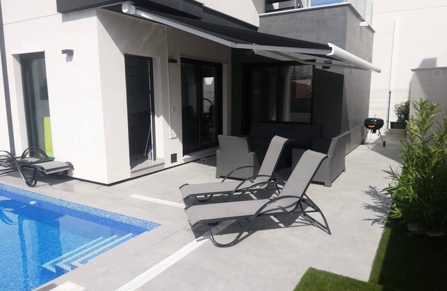 Moderne Villa mit privatem Pool