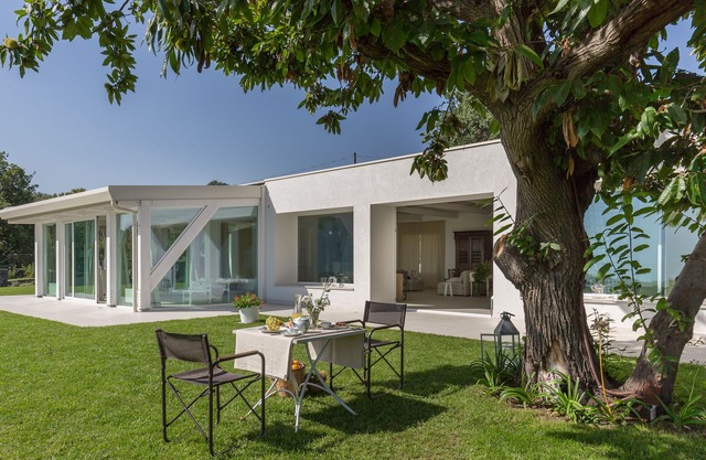 Moderne Villa mit privatem Garten, offener Landschaft und Meerblick