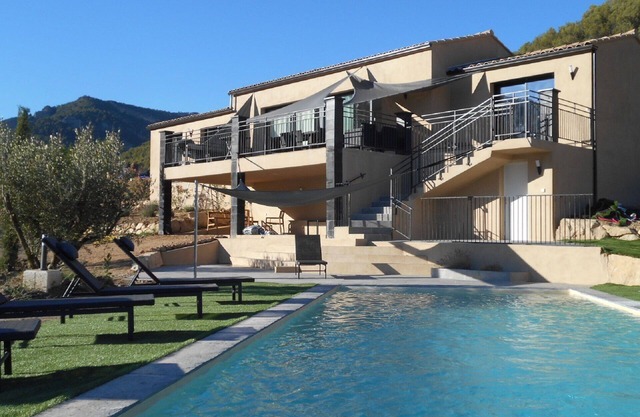 Moderne Villa mit privatem Pool in den Hügeln in der Drôme Provençale Süden