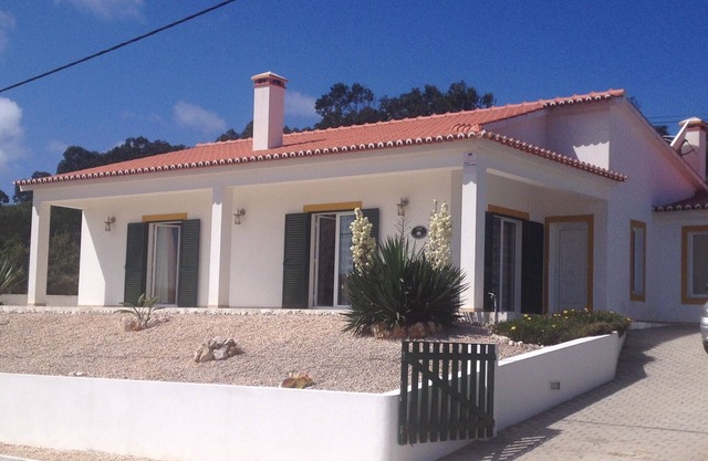 Fabelhafte Lage mit Meerblick. Moderne, abgelegene, familienfreundliche Villa.