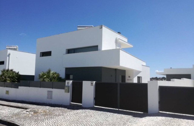 Moderne Villa mit Pool und eine Terrasse, in der Nähe der Bucht von Obidos