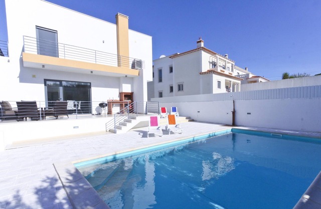 Moderne Villa mit Pool, Billardtisch und Kino, 300 m3