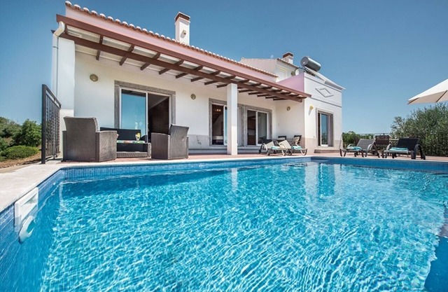 Moderne Villa mit Pool in einem schönen Tal in Tavira.