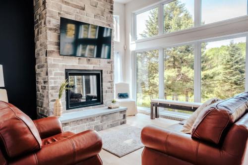 Modern Waterfront Cottage on the Rouge River & Spa