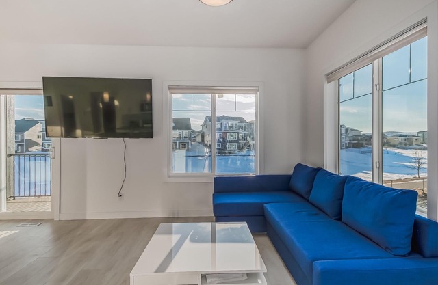 Modern Waterfront Home 9Km long Canal with beautiful views. Feel like a resort