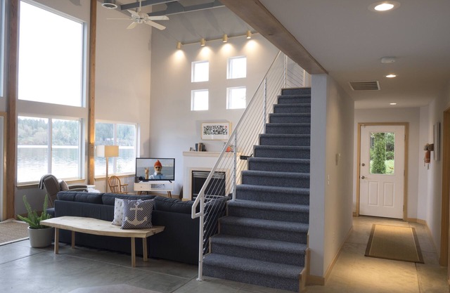 Modernes Haus am Wasser. Indoor / Outdoor Living mit einfachem Zugang zum Strand und Booten