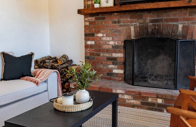 Modern Waterfront Lakehouse, 3 Bedrooms, Private Beach, Kayaks & Pet Friendly!