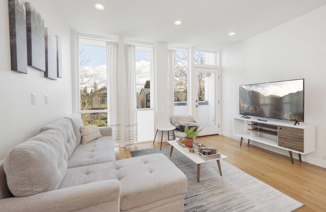 Modern West Seattle 2BR, Rooftop + Walk to Beach