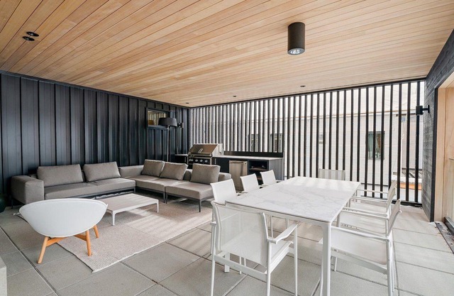 Modern Whistler Retreat with Hot Tub, Close to Golf Course and Whistler Village