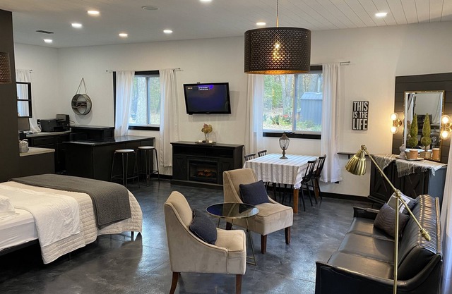 MODERN WILLOW STUDIO. Spacious, cozy, wooded, 4 minutes from Little Falls.