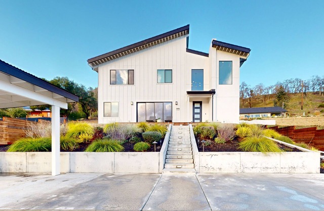 Modern Wine Country home w/private hot tub & mountain views, close to wineries