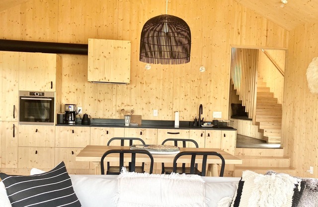 Modern wood cabin with Mountain Views