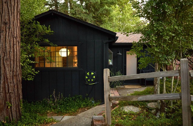 Modern wooded gem with fast WiFi, charming deck, fireplace, W/D & central AC